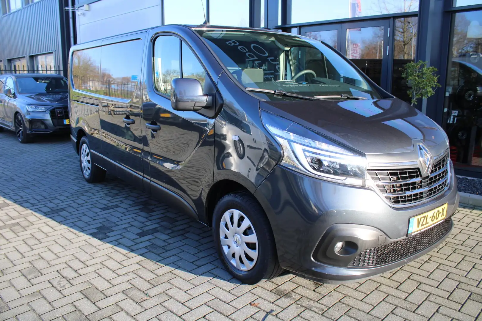 Renault Trafic 2.0 dCi 145 L2H1 automaat navi luxe lease 517,- p/ Nero - 2
