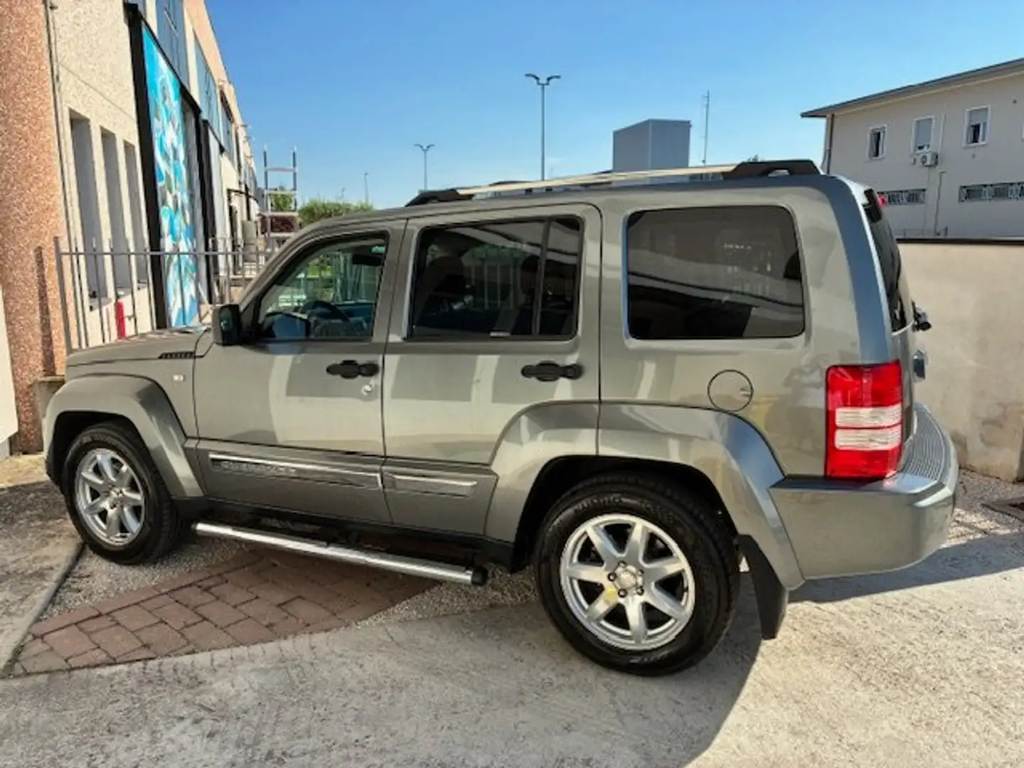 Jeep Cherokee Cherokee IV 2008 2.8 crd Overland auto my11 Grigio - 1