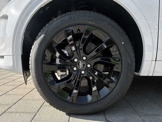 Land Rover Discovery Sport view 9