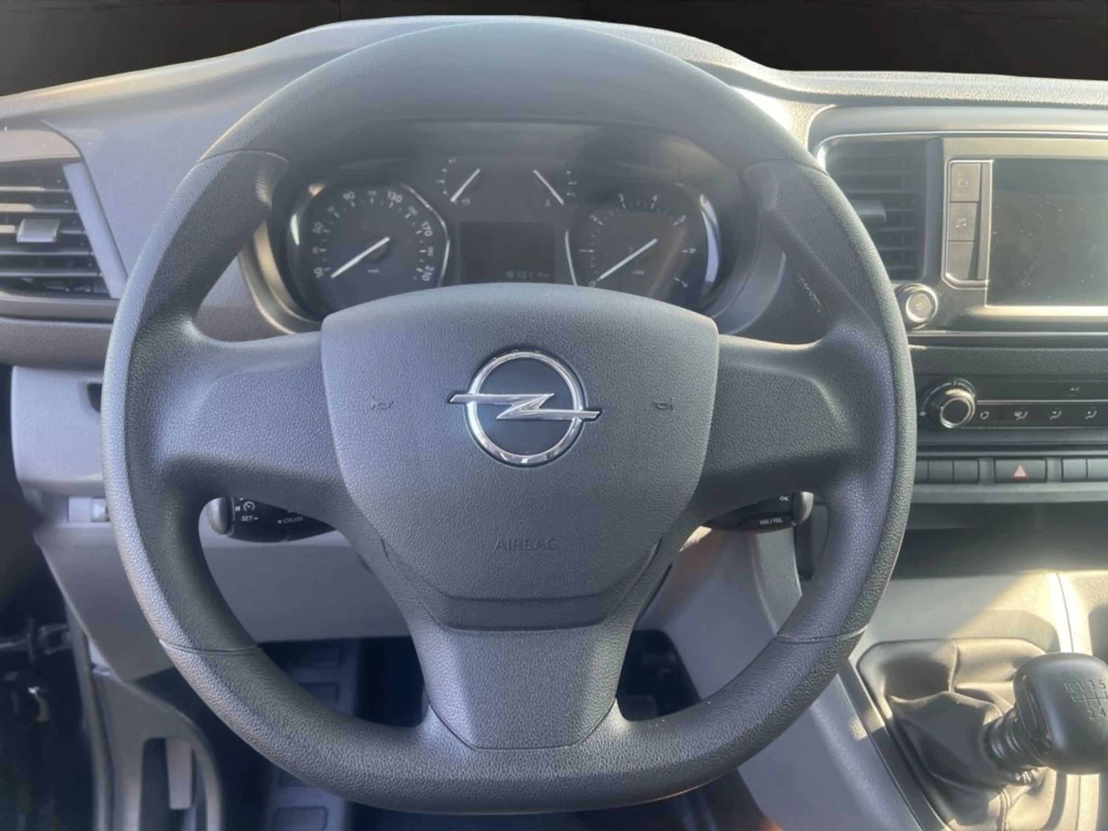 Opel Vivaro 2.0 D M — photo 7