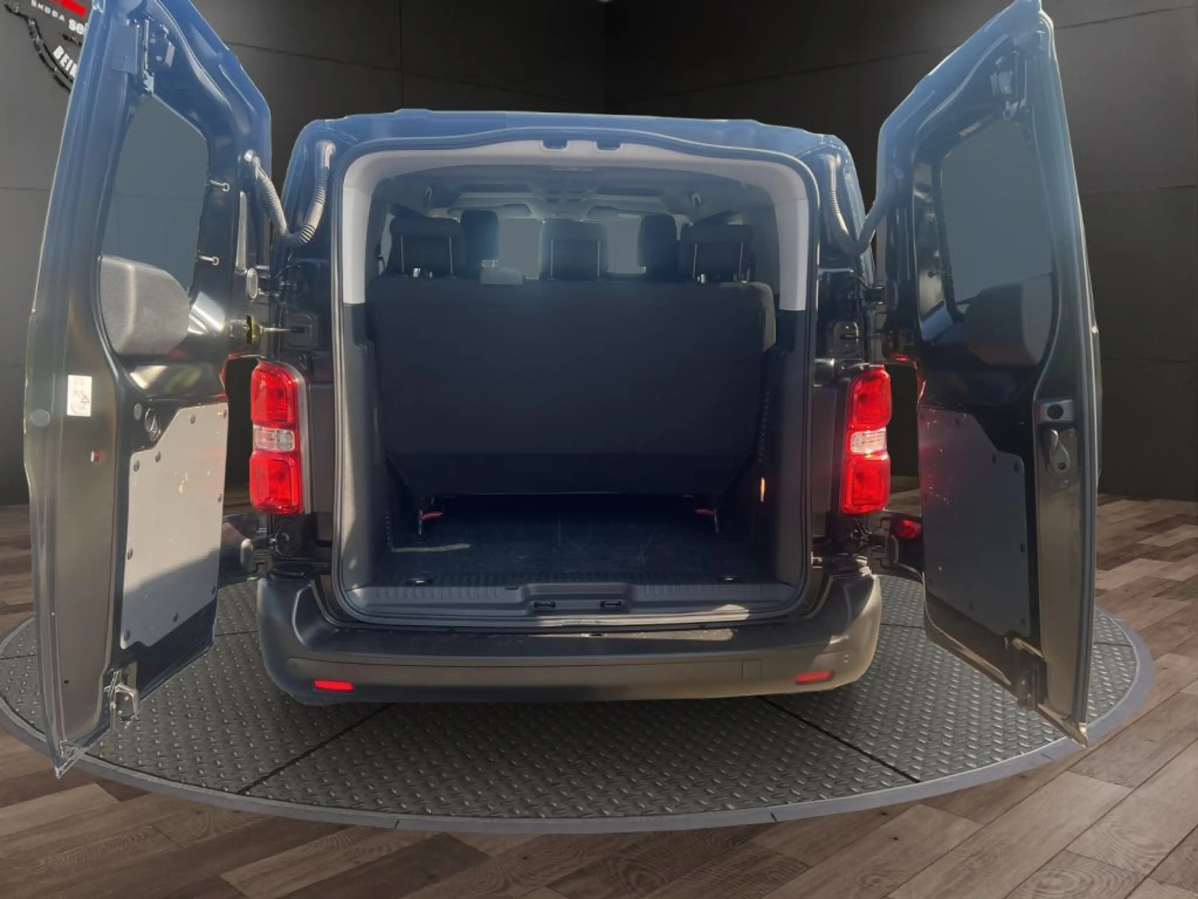 Opel Vivaro 2.0 D M — photo 14