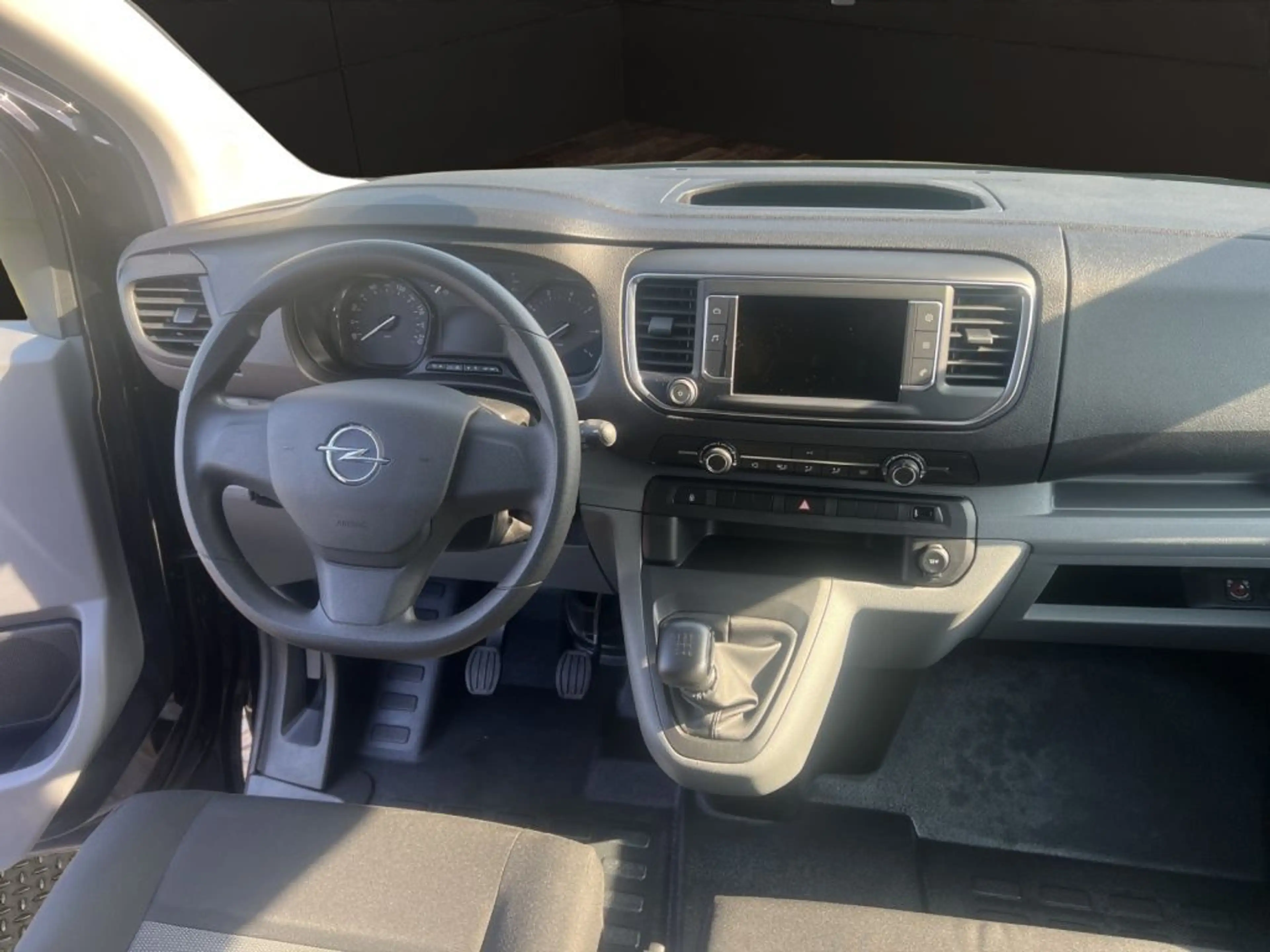 Opel Vivaro 2.0 D M — photo 9