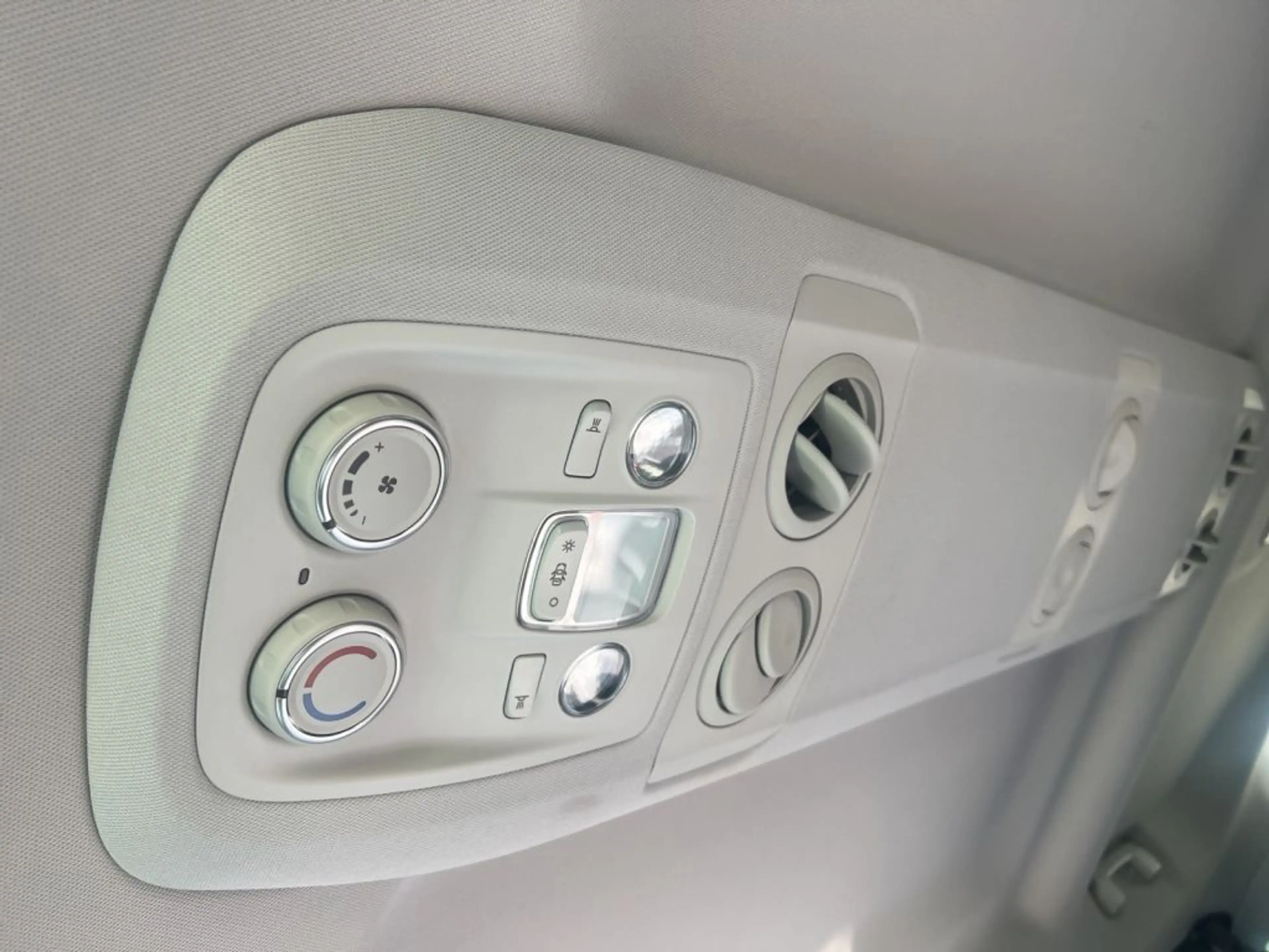 Opel Vivaro 2.0 D M — photo 12