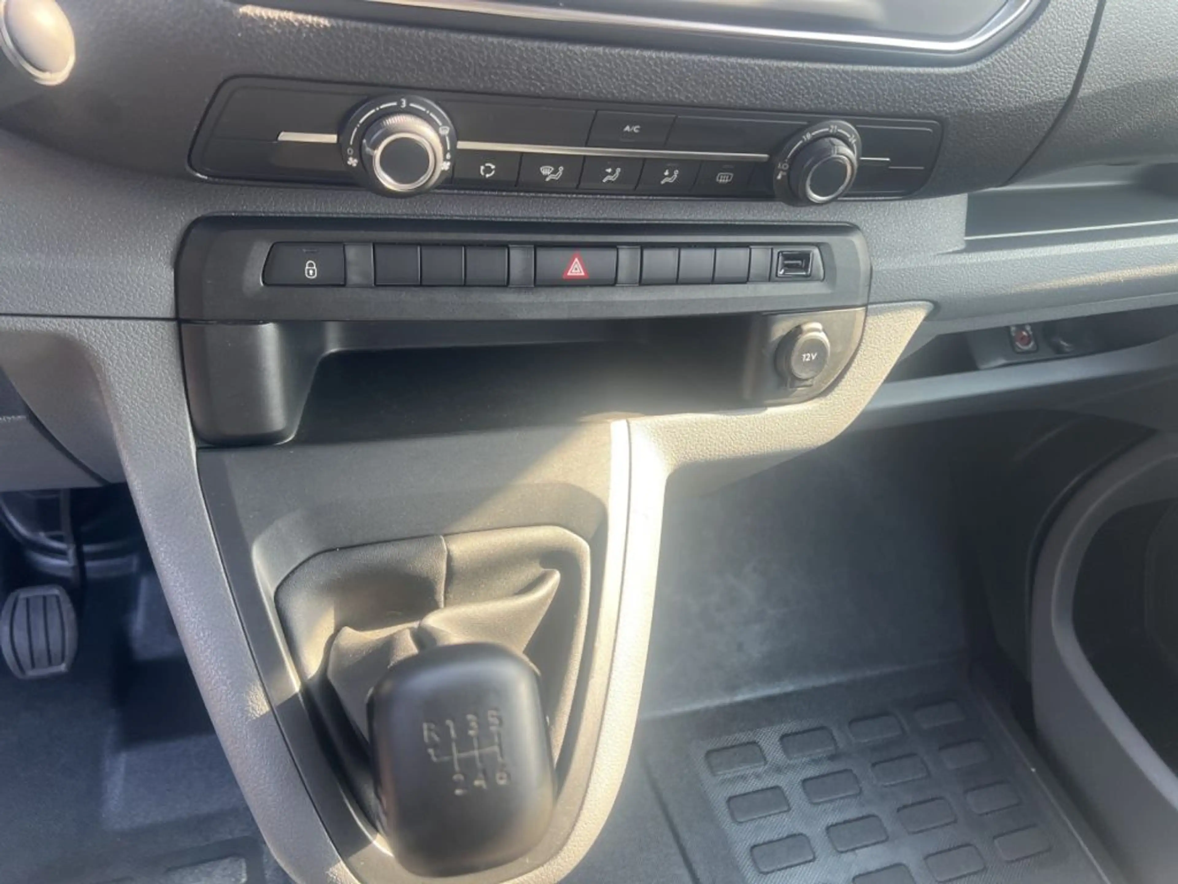 Opel Vivaro 2.0 D M — photo 11