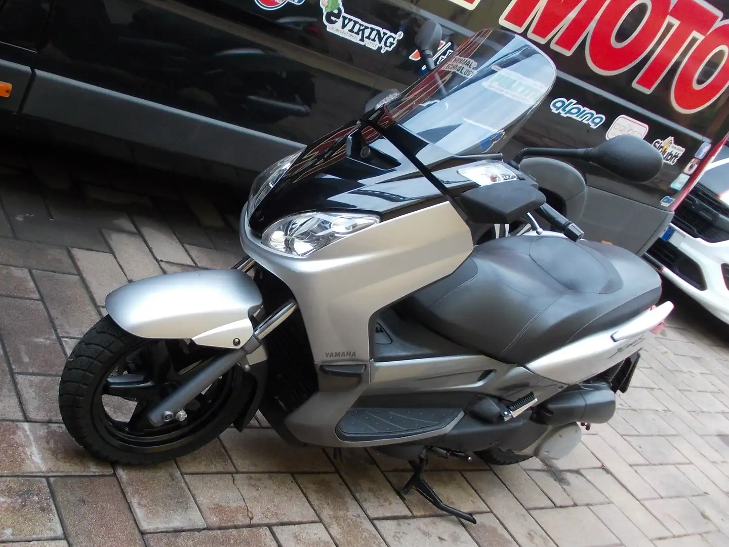 Yamaha X-Max 250 INIEZIONE Šedá - 2