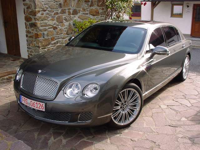 Imagine Bentley Flying Spur Speed EINMALIG! Wie fabrikneu! NUR 4.200 km