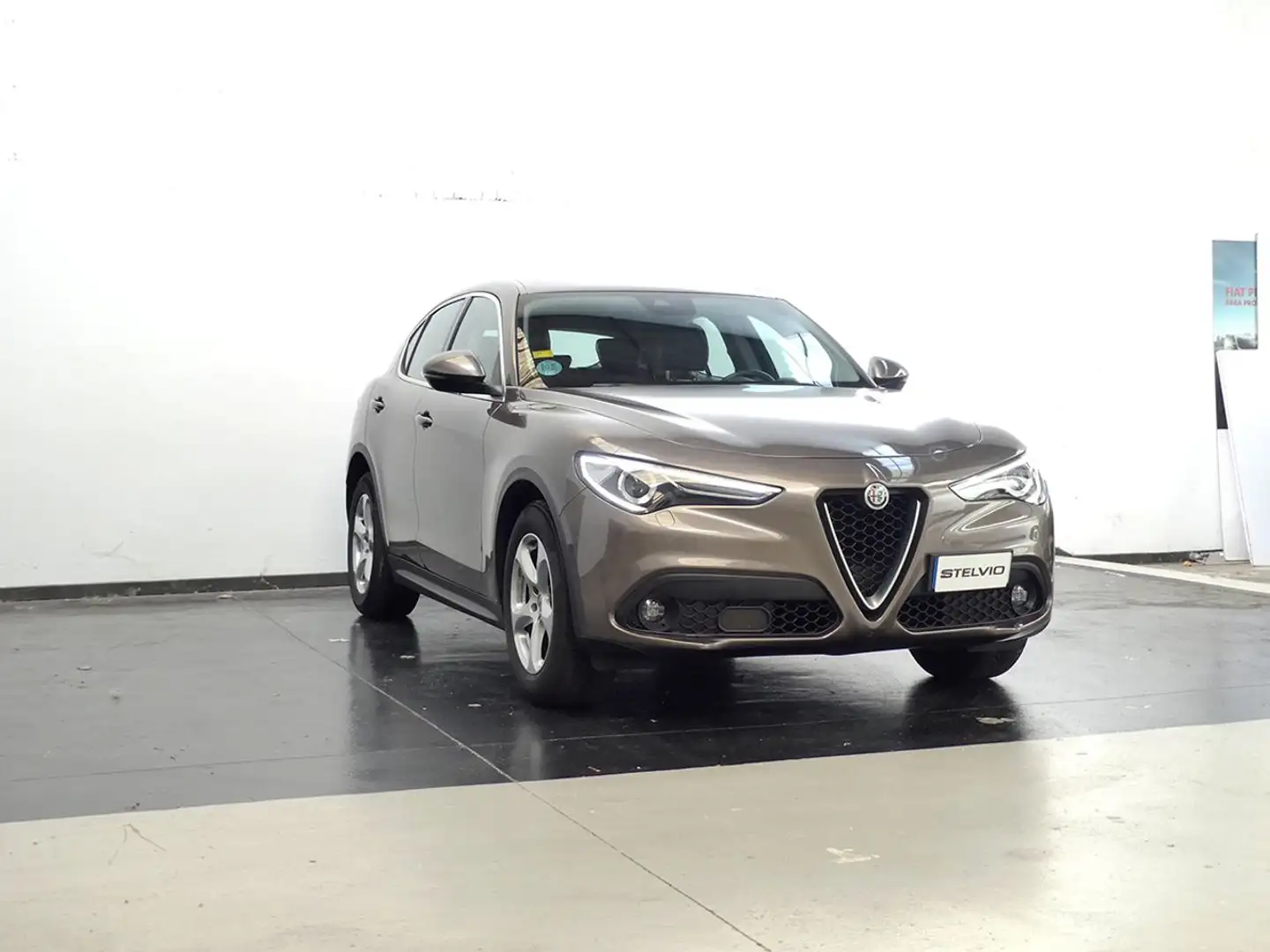 Alfa Romeo Stelvio 2.2 D TURBO SUPER AUTO RWD 180 5P Beżowy - 2