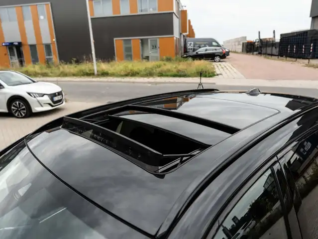 BMW 3 Series view 4