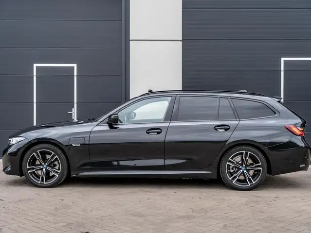 BMW 3 Series view 10