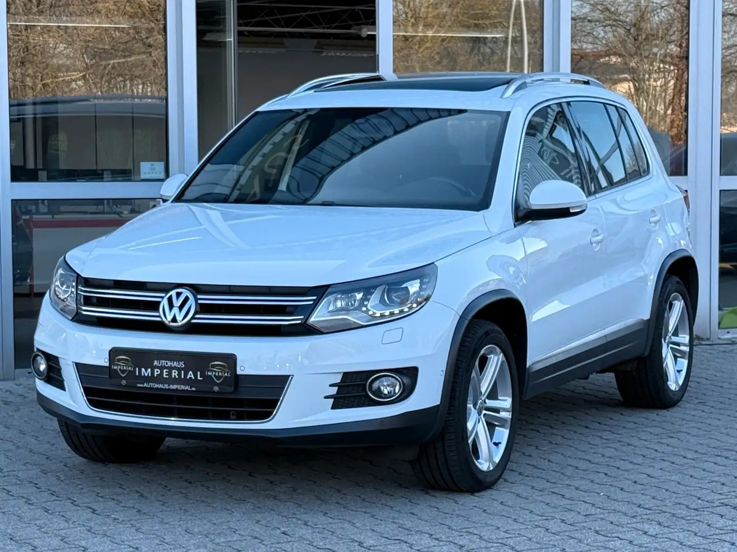 Volkswagen Tiguan Lounge Sport&Style PANO+NaviPLUS+XENON+18 Weiß - 1