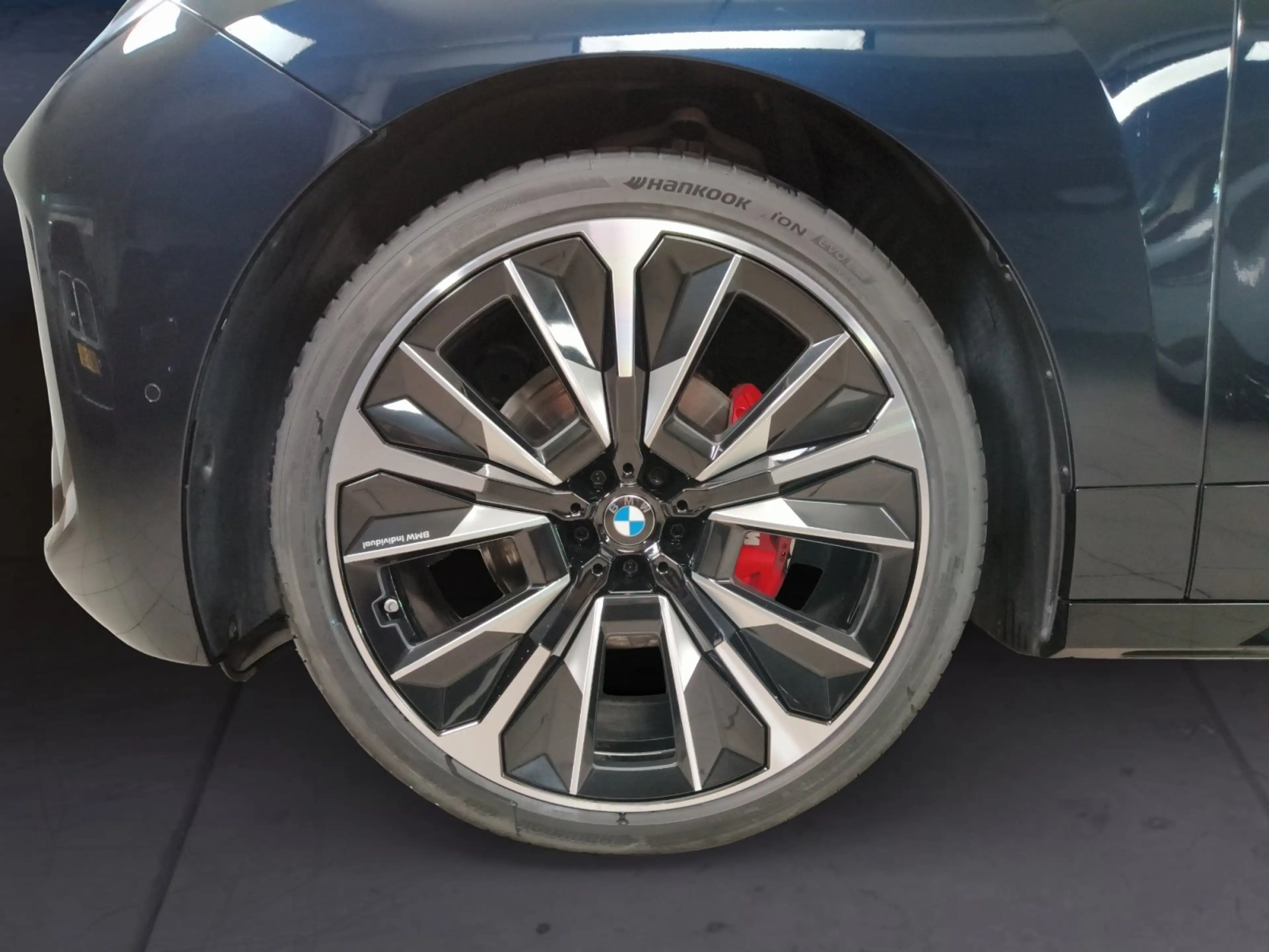 BMW iX xDrive60 — photo 6