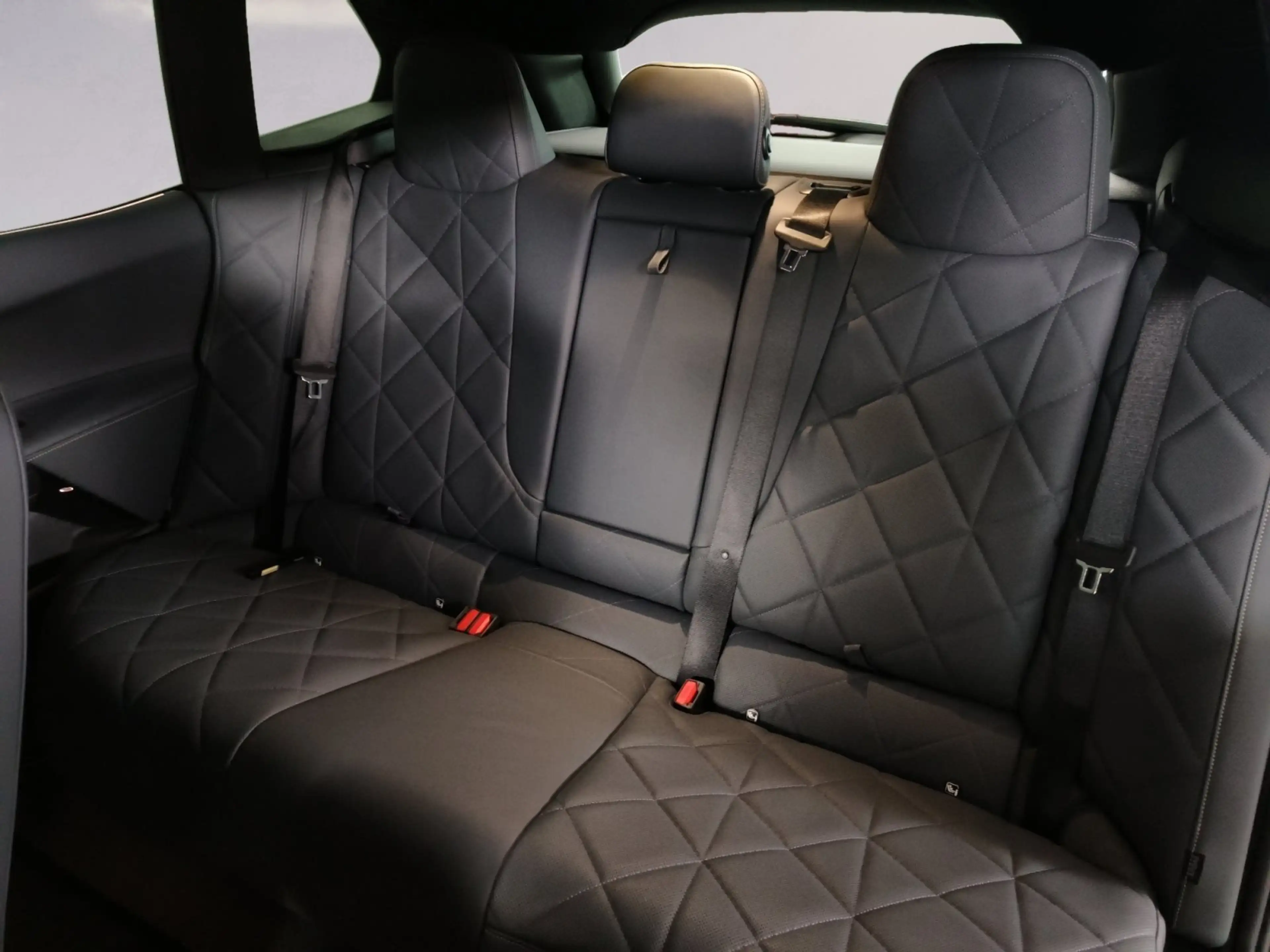 BMW iX xDrive60 — photo 8