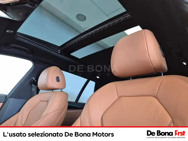 BMW 5 Series view 26