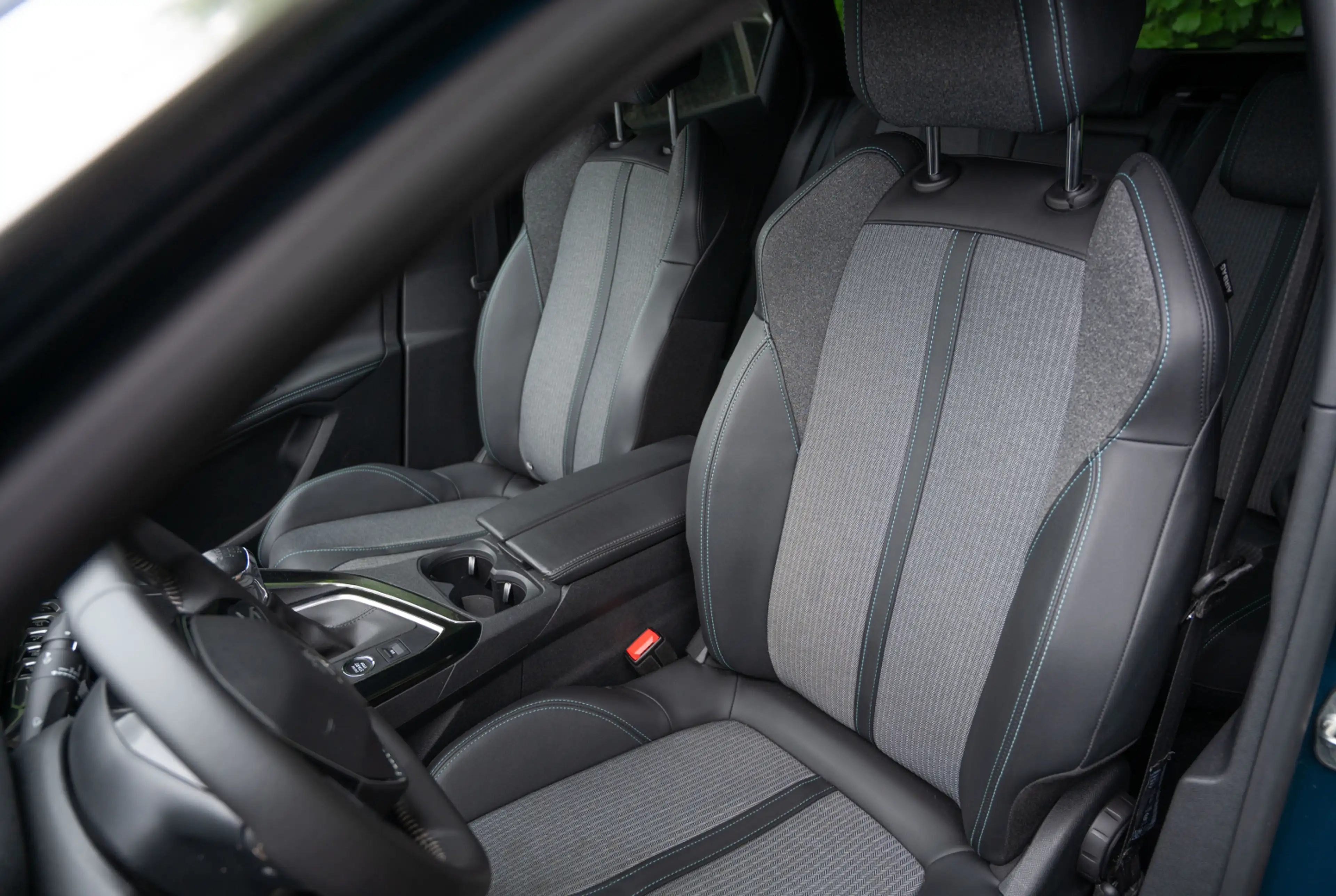 Peugeot 3008 Allure Pack PureTech 130 *GW-TOP-DEAL* — photo 4