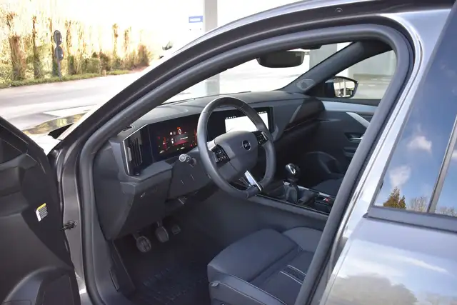 Opel Astra view 11