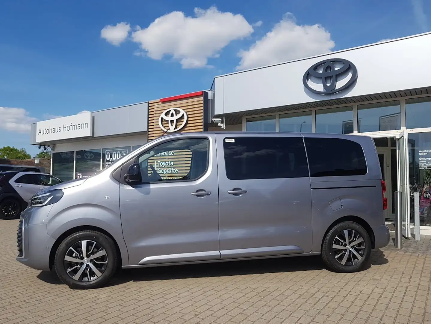 Toyota Proace Verso 2,0 D L1 (8-Si.) Automatik - Exclusive - Silber - 2