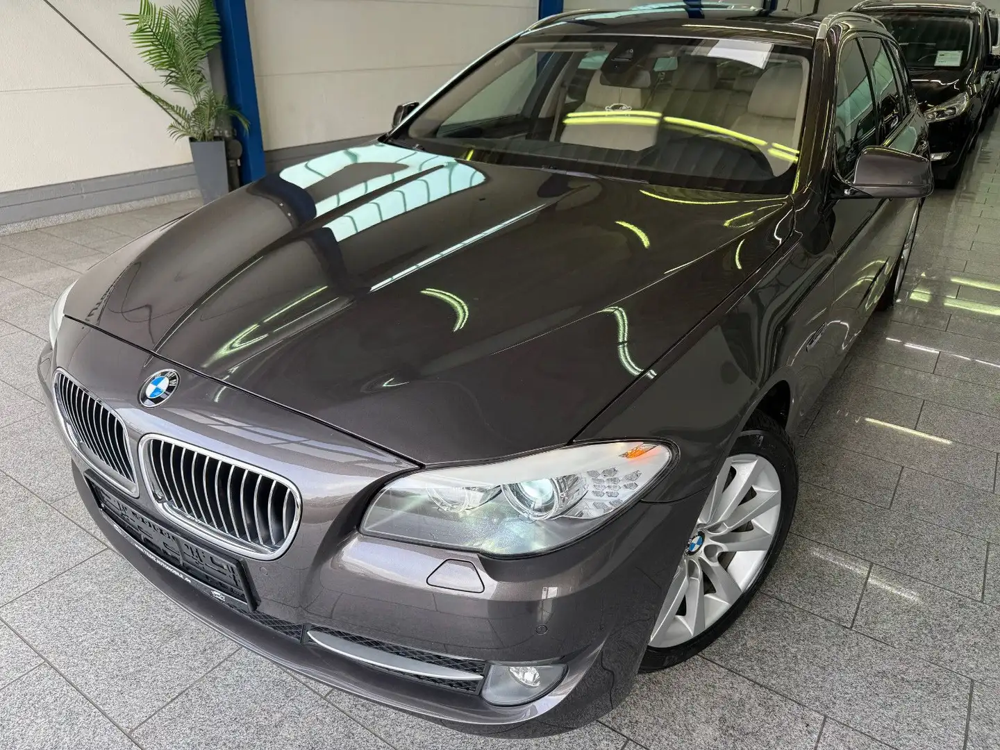 BMW 525 d xDrive*AUTOM*HUD*PANO*BI-XN*NAV*MMRY*STDHZ - 1