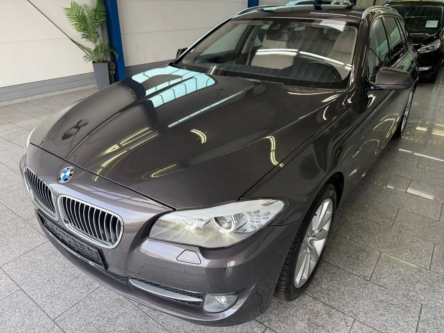 BMW 525 d xDrive*AUTOM*HUD*PANO*BI-XN*NAV*MMRY*STDHZ - 2