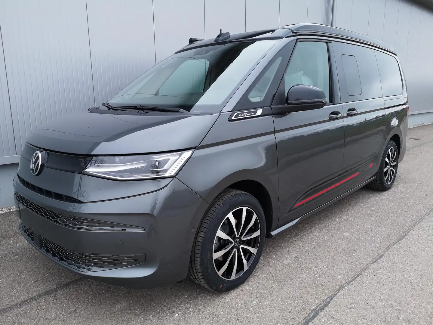 Volkswagen T7 California T7 2.0TDI DSG California Beach Sport Edition 8 Fac Szürke - 1