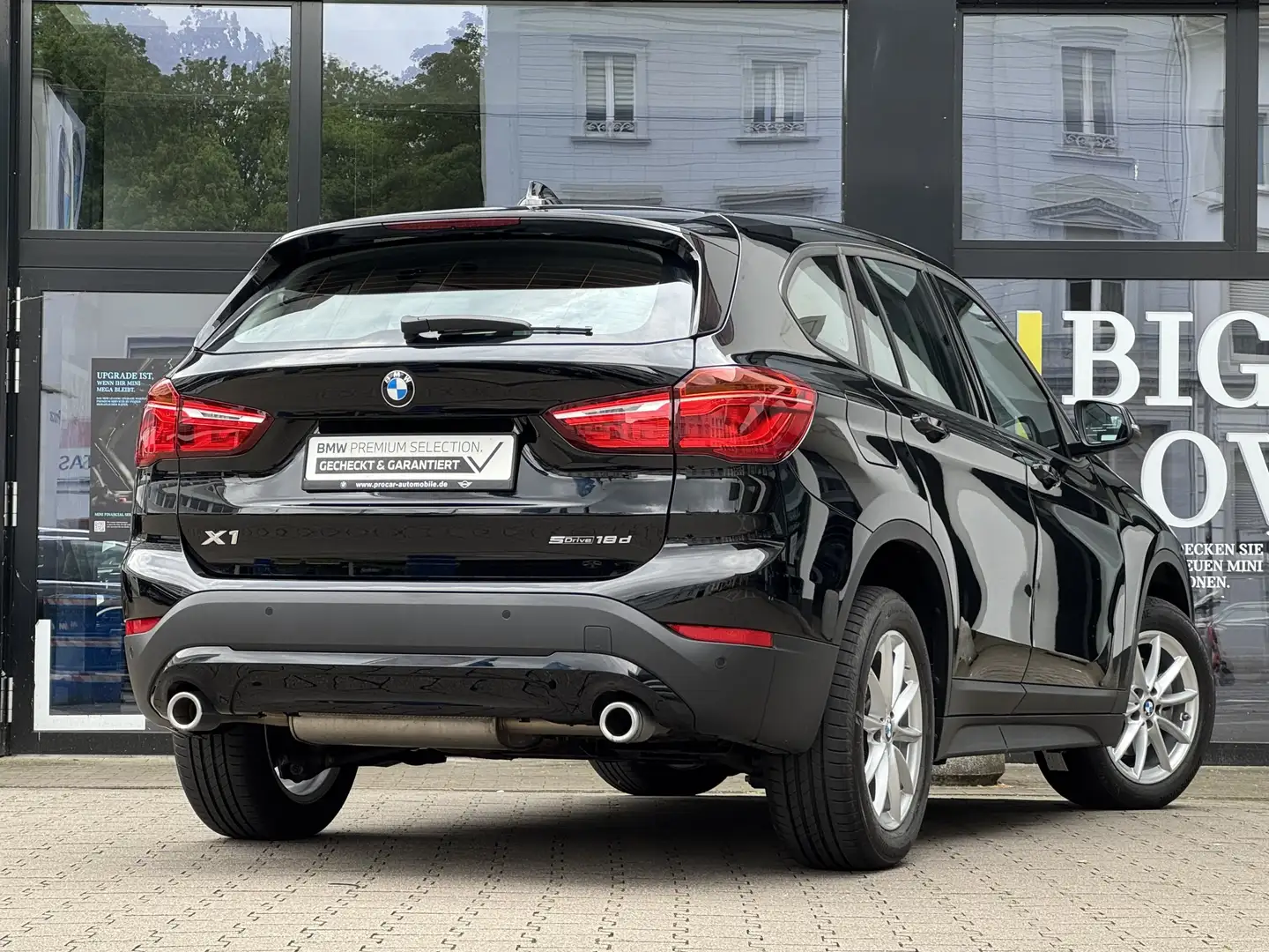 BMW X1 sDrive18d Navi PDC DAB Parkass. Klimaaut. DAB Schwarz - 2