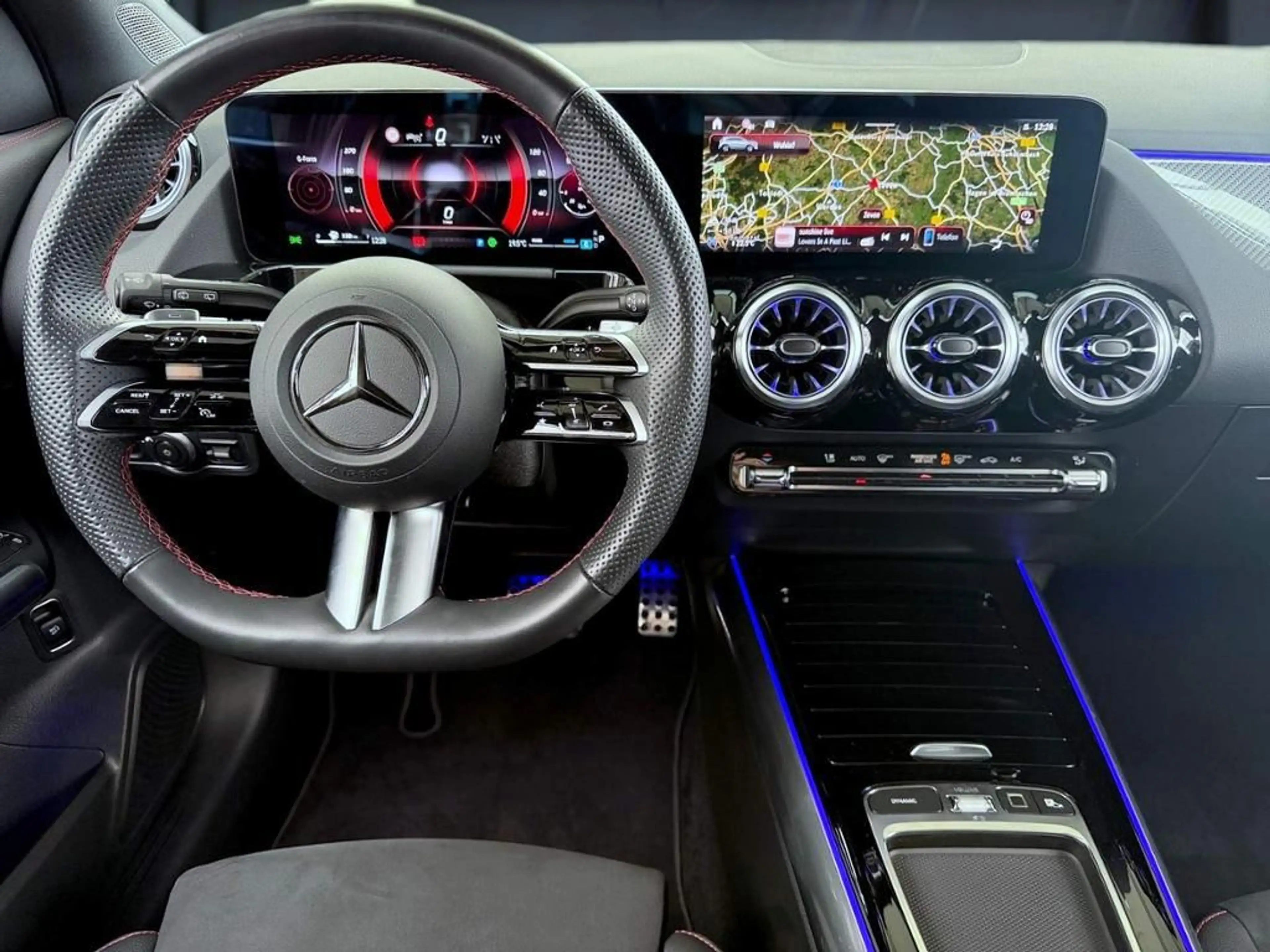 Mercedes-Benz GLA 200 AMG, Pano-D, DISTR., 360°, HANDS-FREE — photo 13