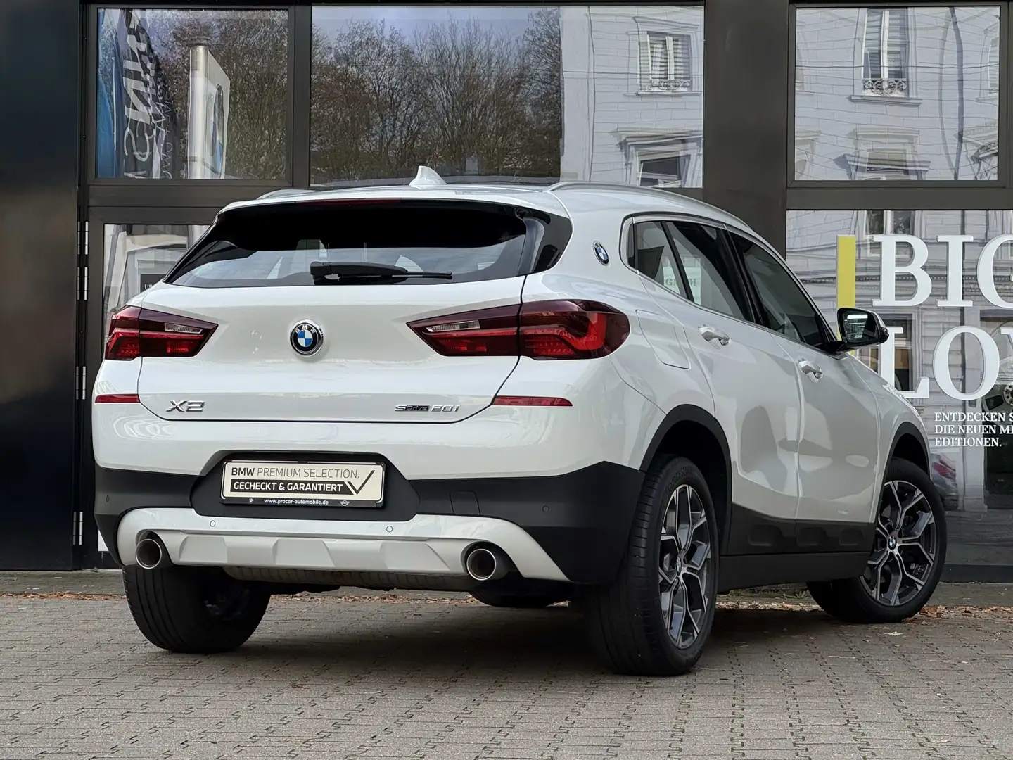 BMW X2 sDrive20i LED Aut. Pano Navi PA PDC Shz DAB Weiß - 2