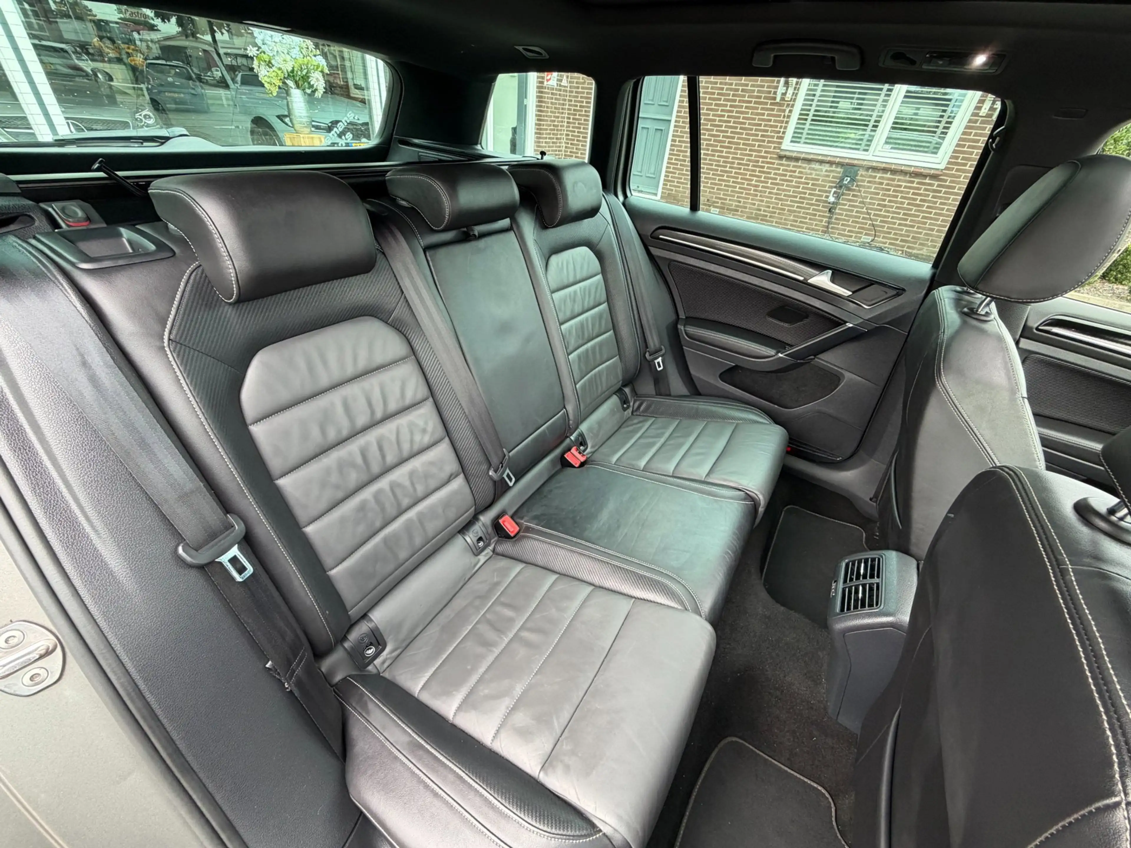 Volkswagen Golf R Variant 2.0 / PANO / LEER / ACC / DYN AUDIO — photo 37