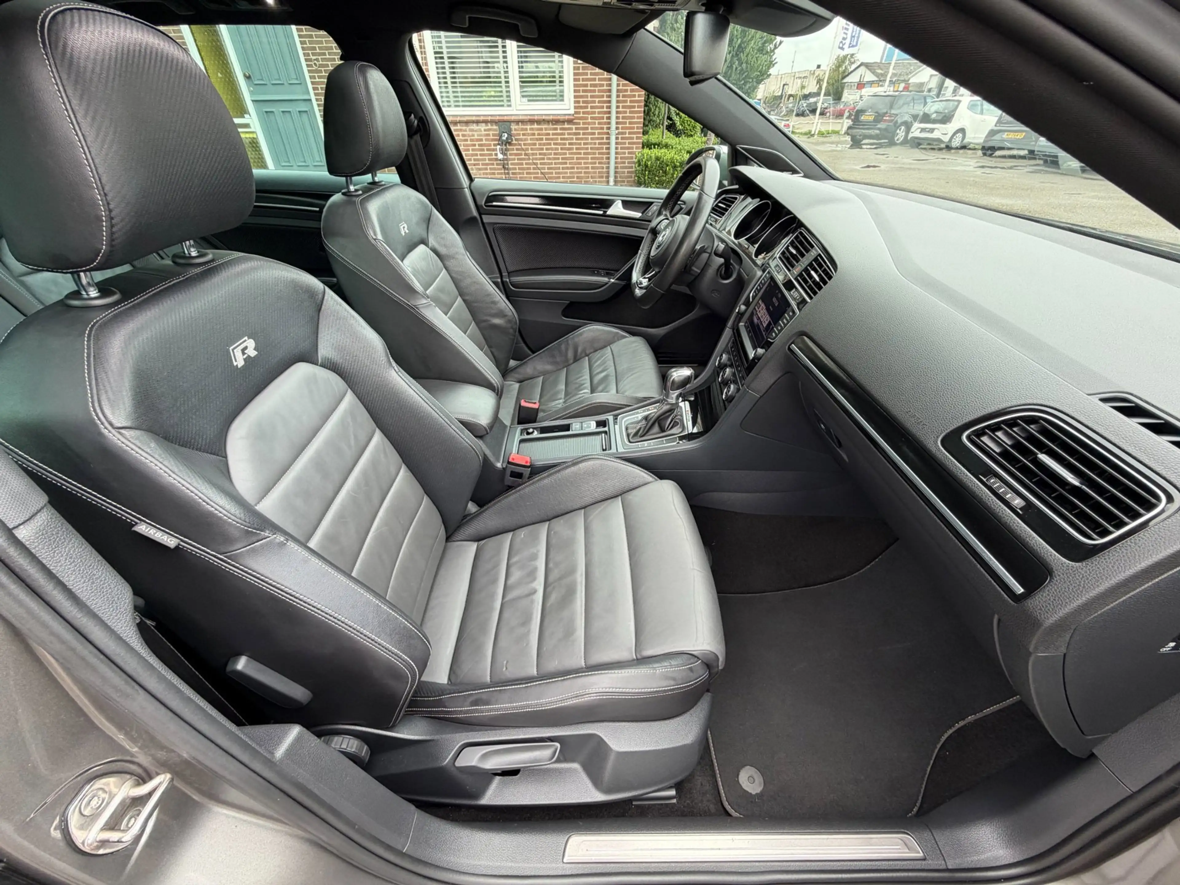 Volkswagen Golf R Variant 2.0 / PANO / LEER / ACC / DYN AUDIO — photo 32