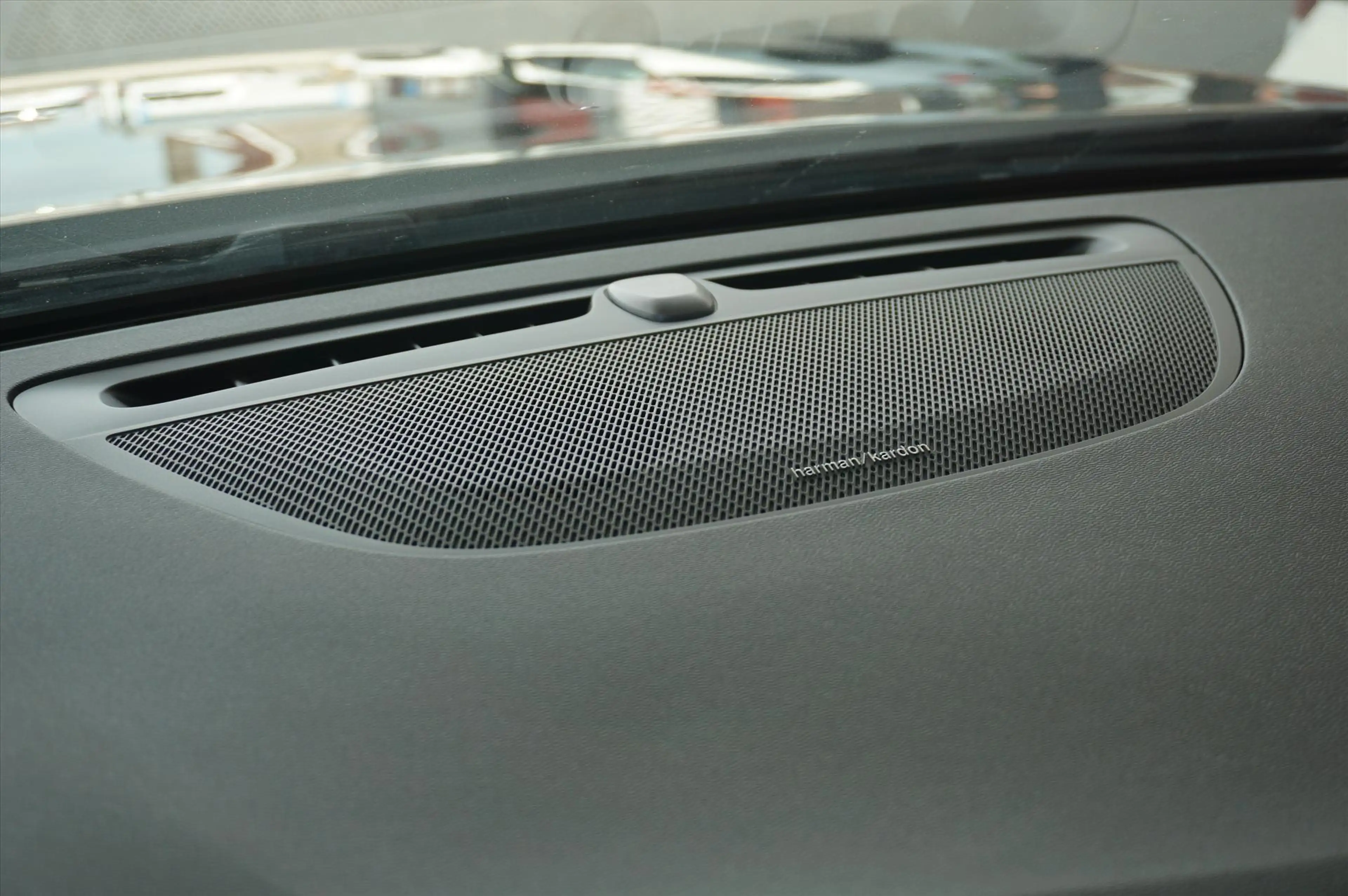 Volvo S60 2.0 T5 R Design / Camera / Trkehaak / Memory / H&K — photo 14