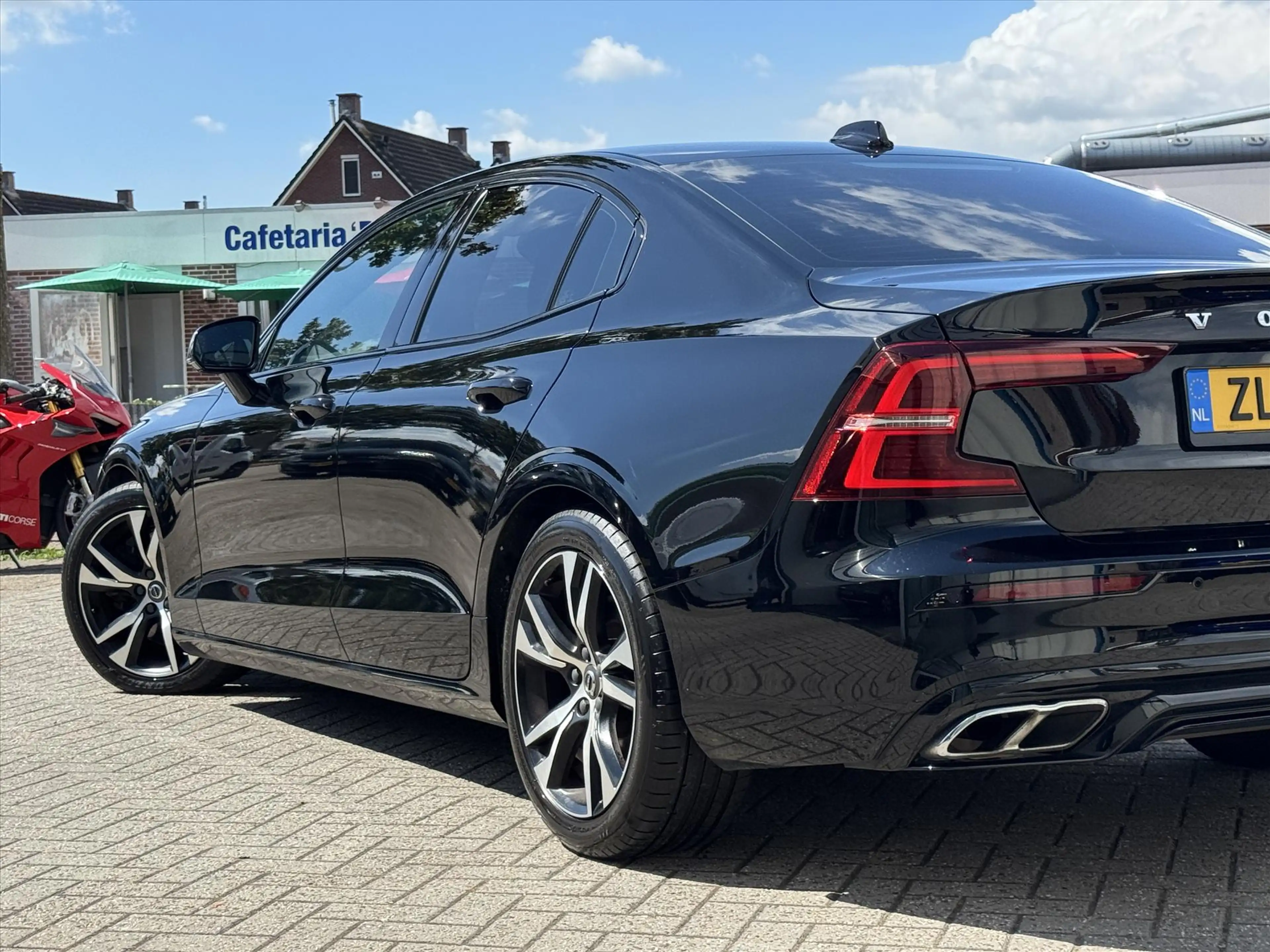 Volvo S60 2.0 T5 R Design / Camera / Trkehaak / Memory / H&K — photo 6