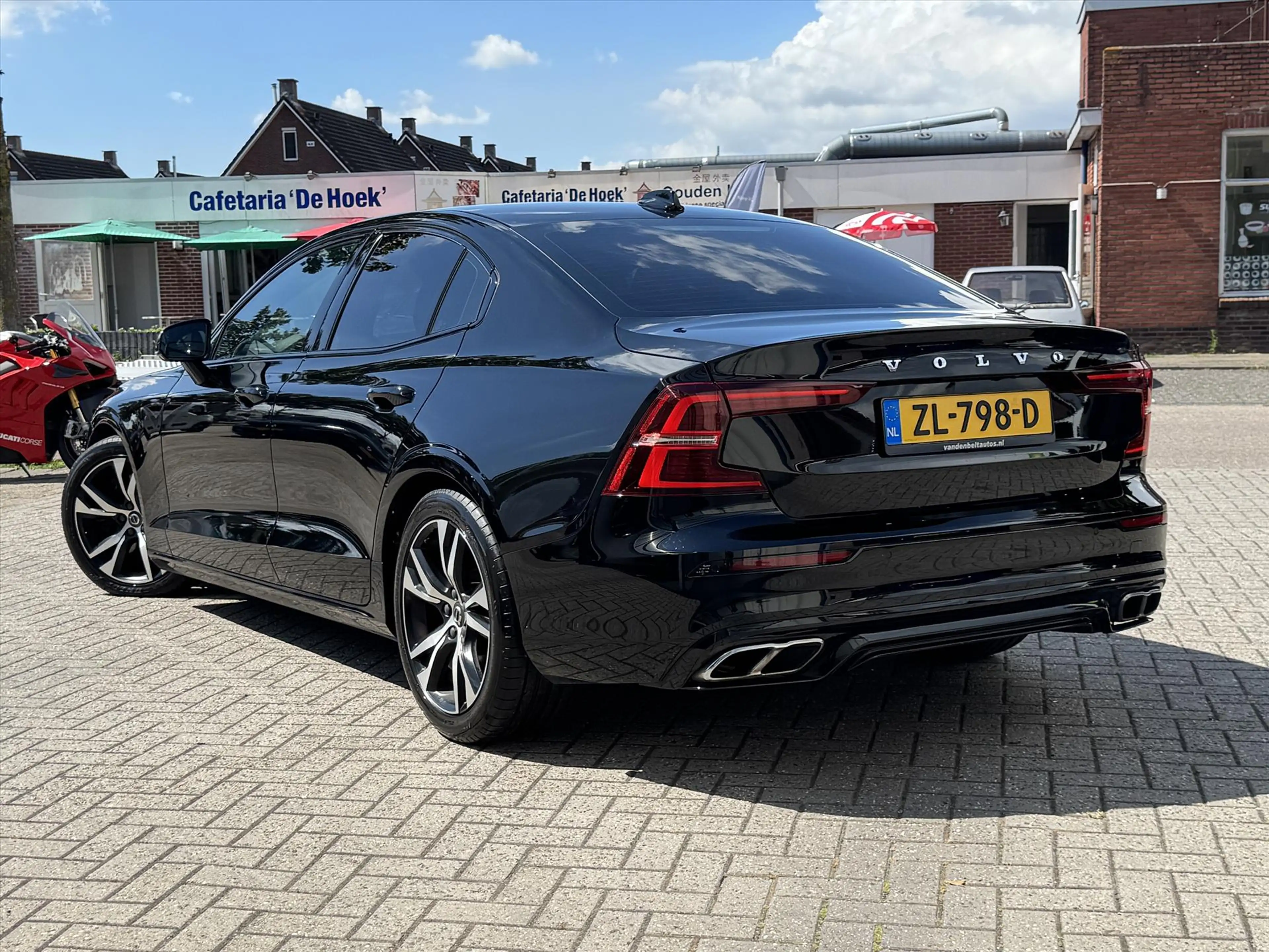 Volvo S60 2.0 T5 R Design / Camera / Trkehaak / Memory / H&K — photo 4