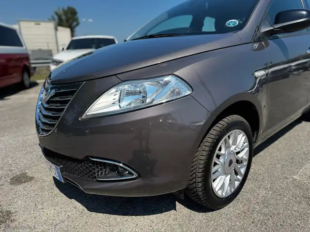 Lancia Ypsilon view 4