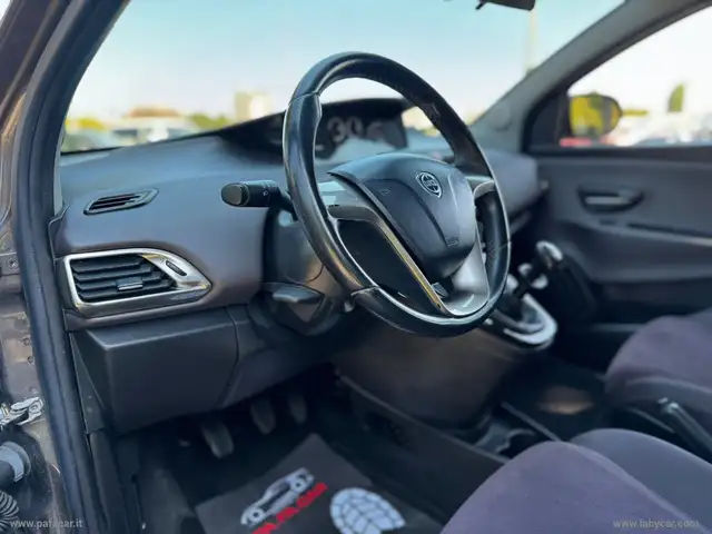 Lancia Ypsilon view 9