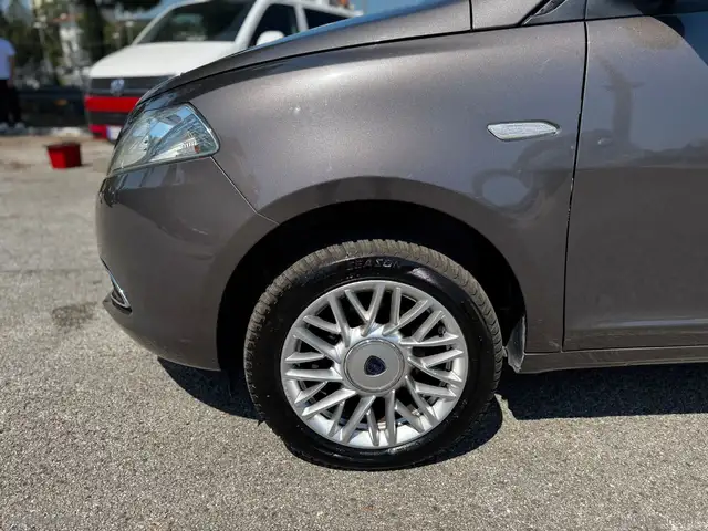 Lancia Ypsilon view 5