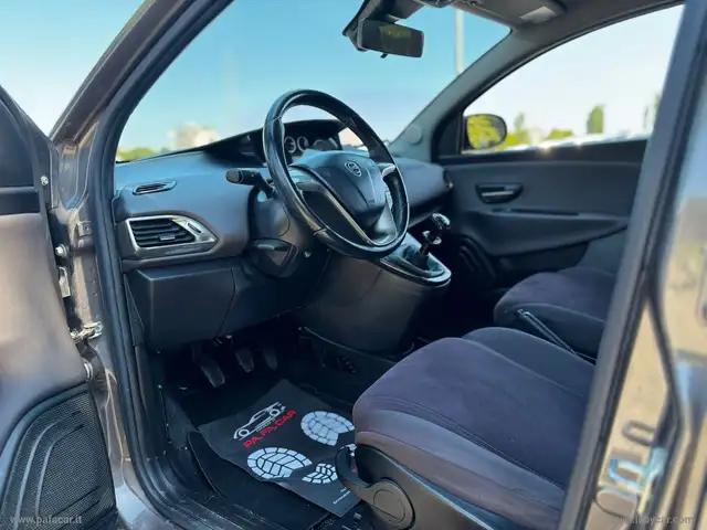 Lancia Ypsilon view 8