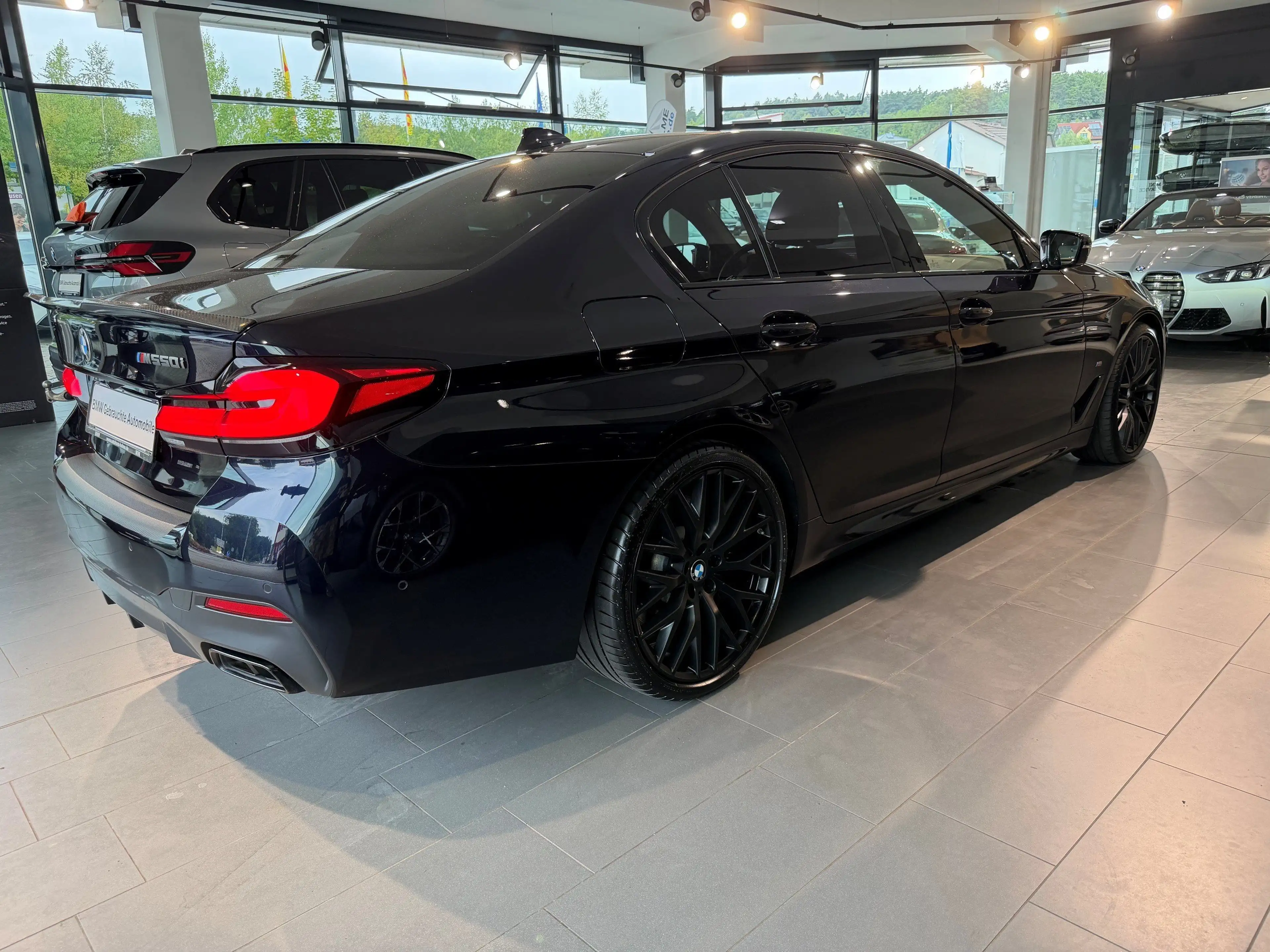 BMW 550 M550i xDrive Limousine — photo 8