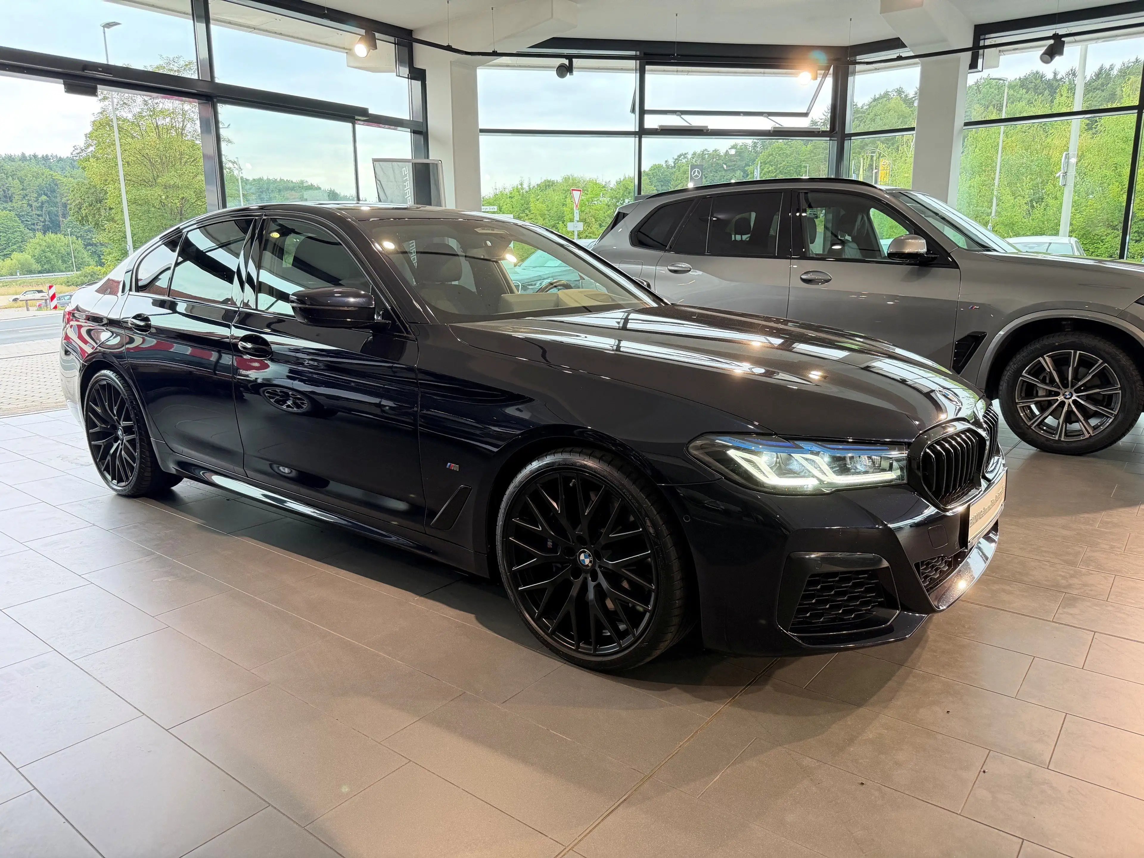 BMW 550 M550i xDrive Limousine — photo 9