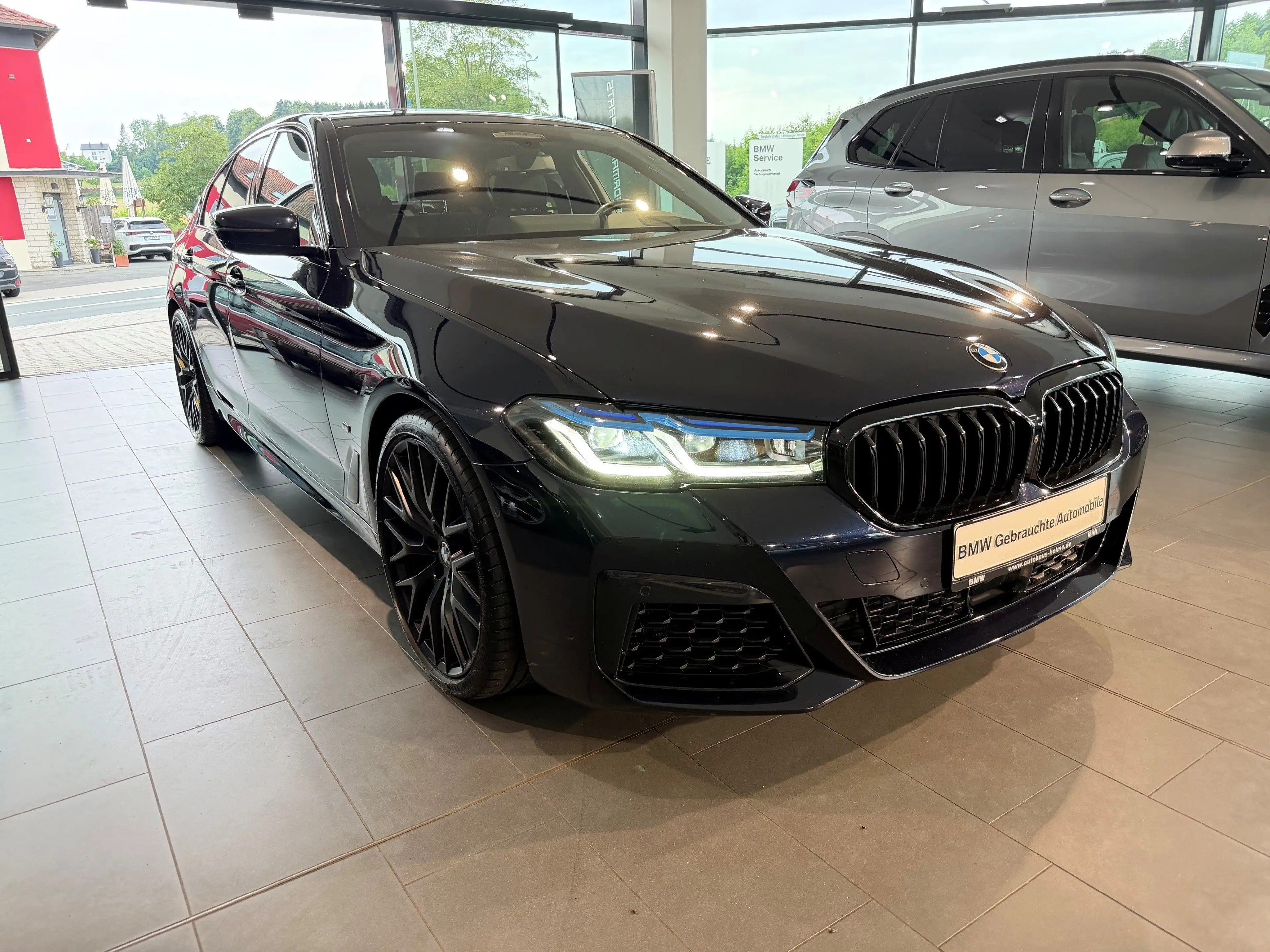 BMW 550 M550i xDrive Limousine — photo 10