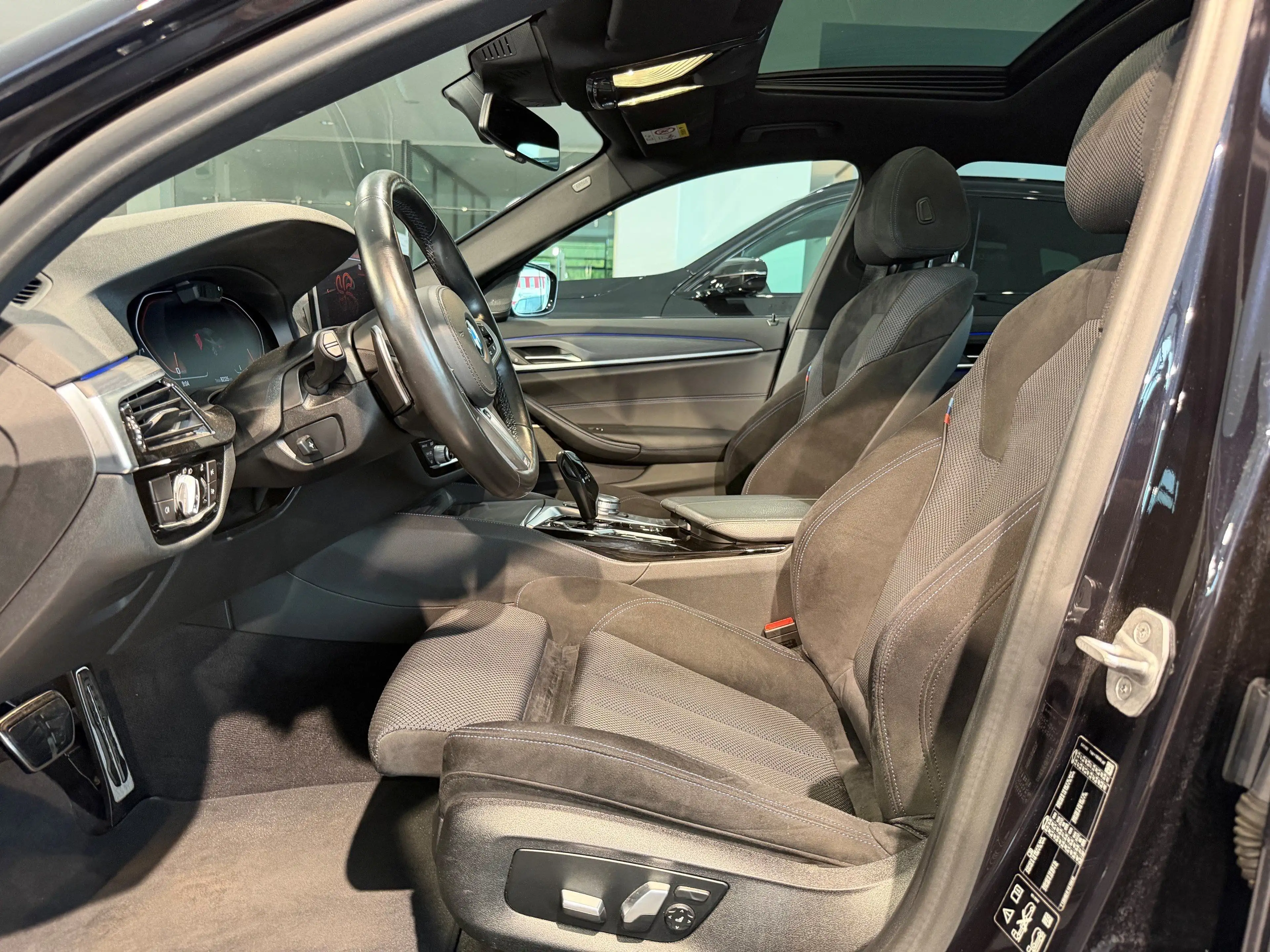 BMW 550 M550i xDrive Limousine — photo 14