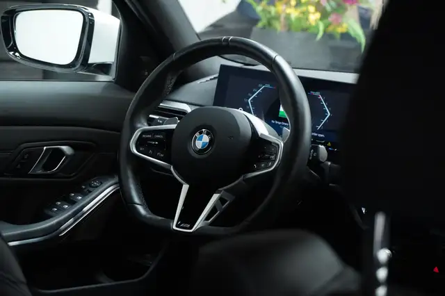 BMW 3 Series view 25