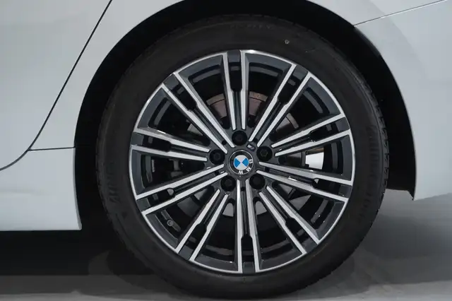 BMW 3 Series view 16