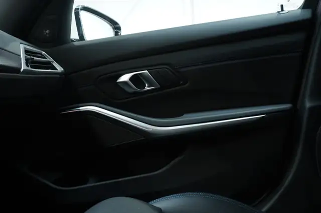 BMW 3 Series view 22