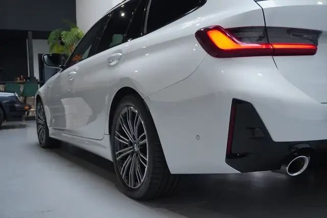 BMW 3 Series view 15