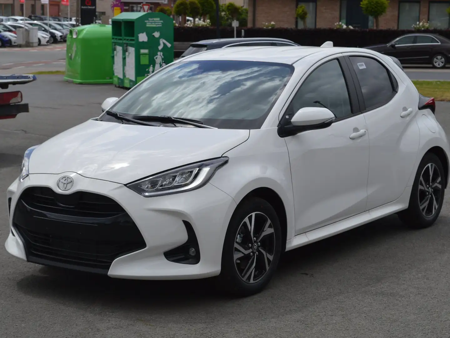 Toyota Yaris 1.5i VVT-i Hybrid E-CVT Teamplayer + comfort pack Blanc - 1