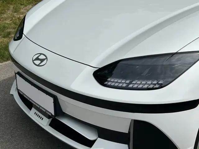 Hyundai Ioniq 6 view 8