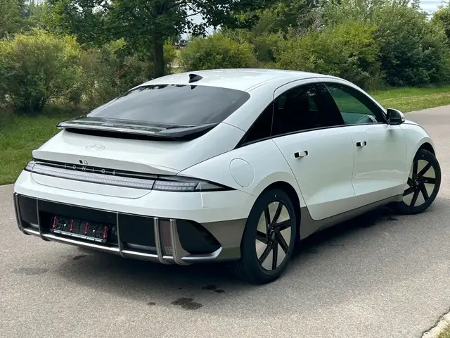 Hyundai Ioniq 6 view 6