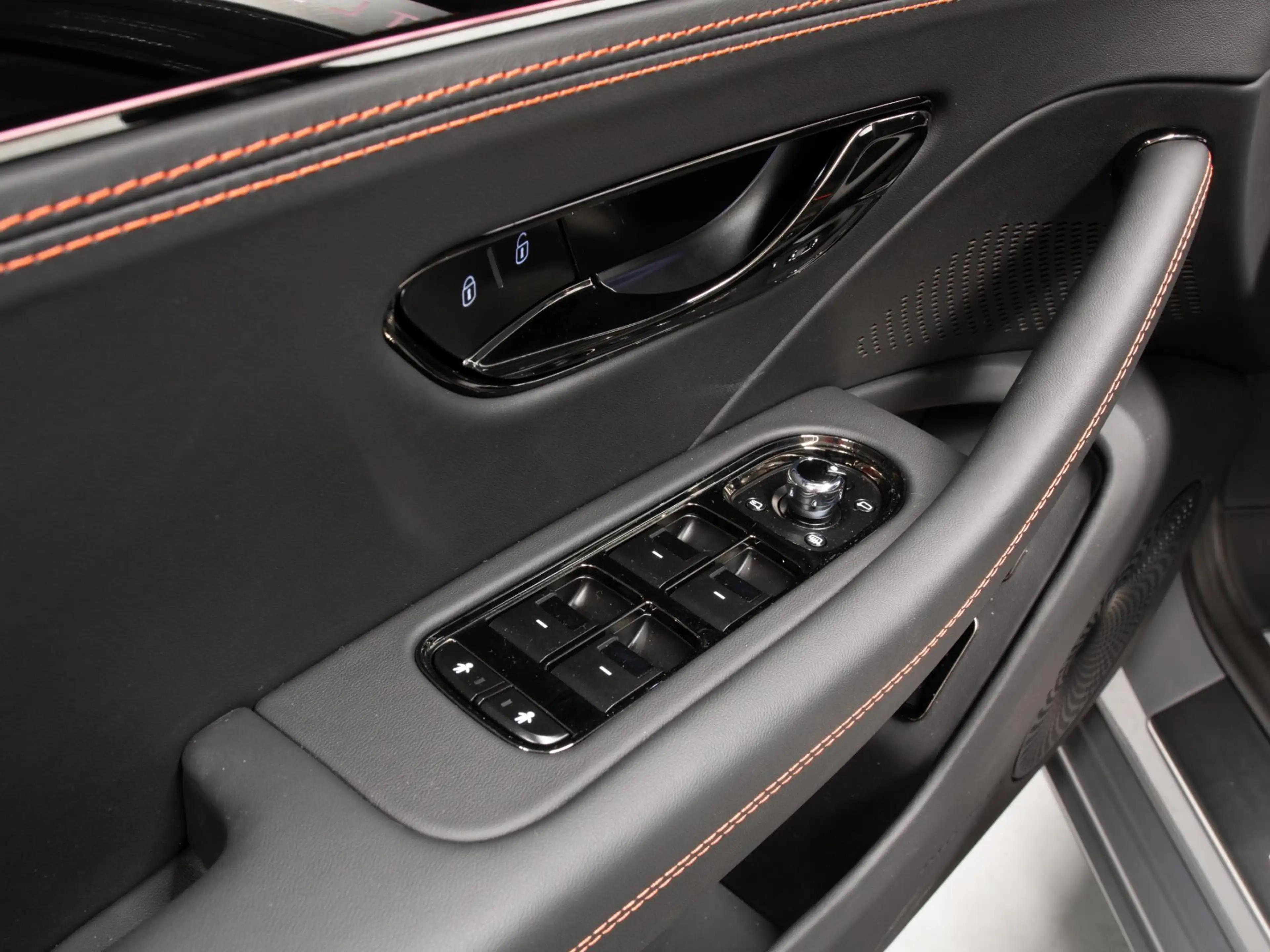 Bentley Flying Spur 4.0 V8 Hybrid Black Edition TOURING SPEC | B&O — photo 10