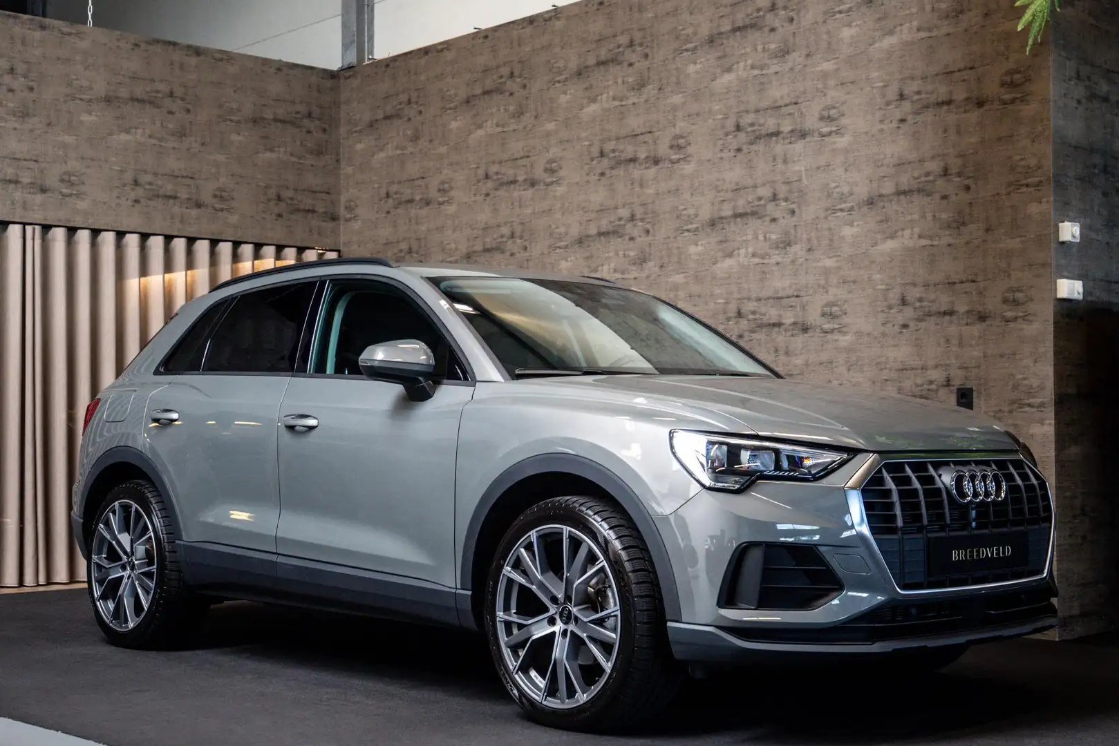Audi Q3 35 TFSI Pro Line Grijs - 2