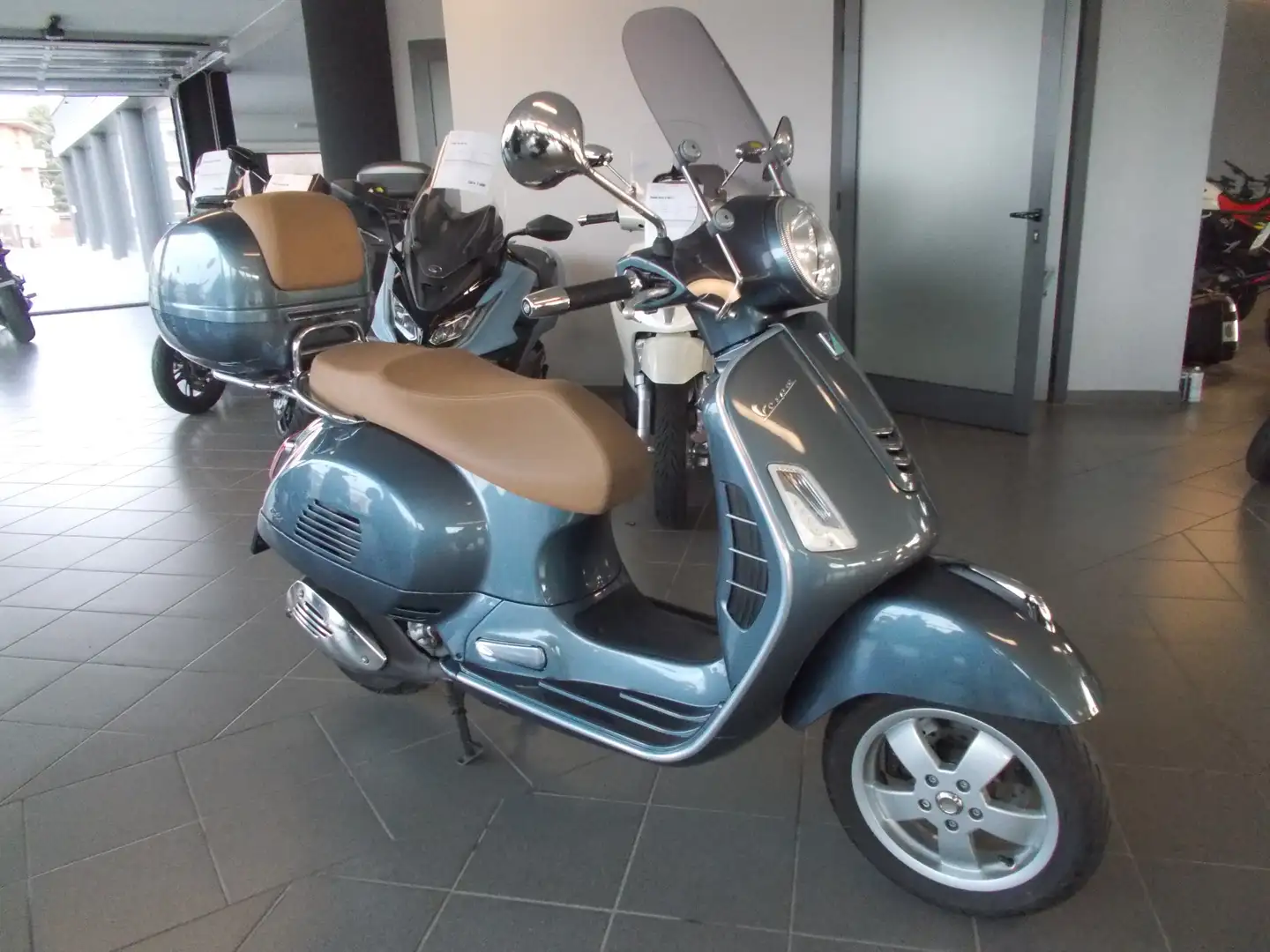 Vespa GTS 300 Gris - 1