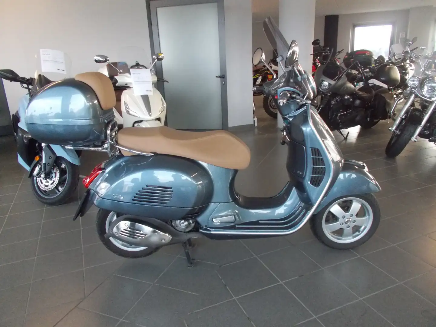 Vespa GTS 300 Gris - 2